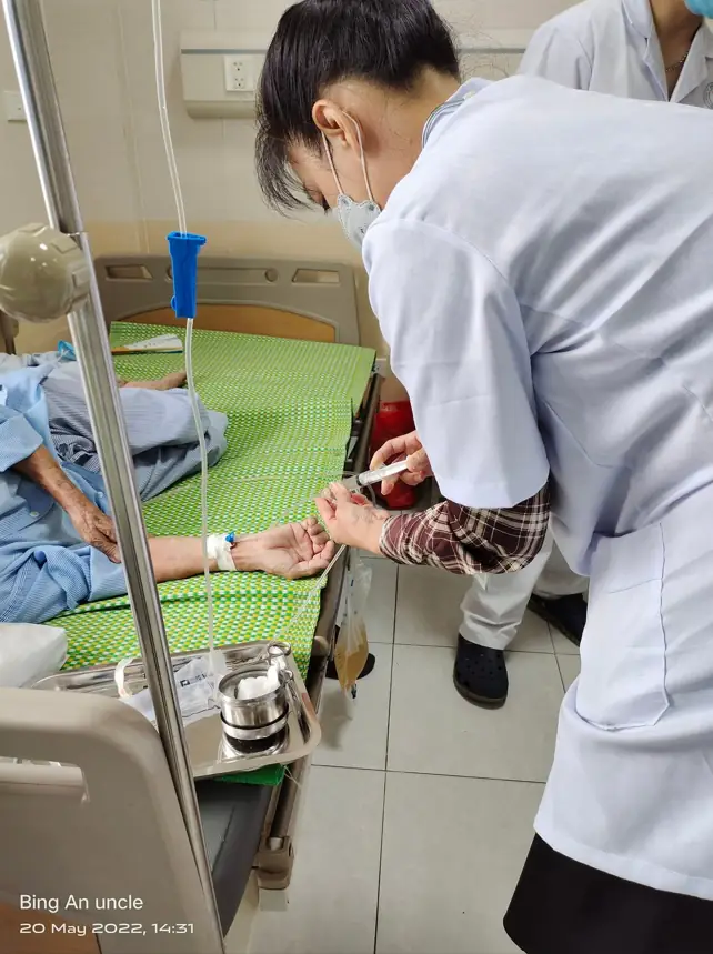 Cô Ái trong hoạt động nghề y