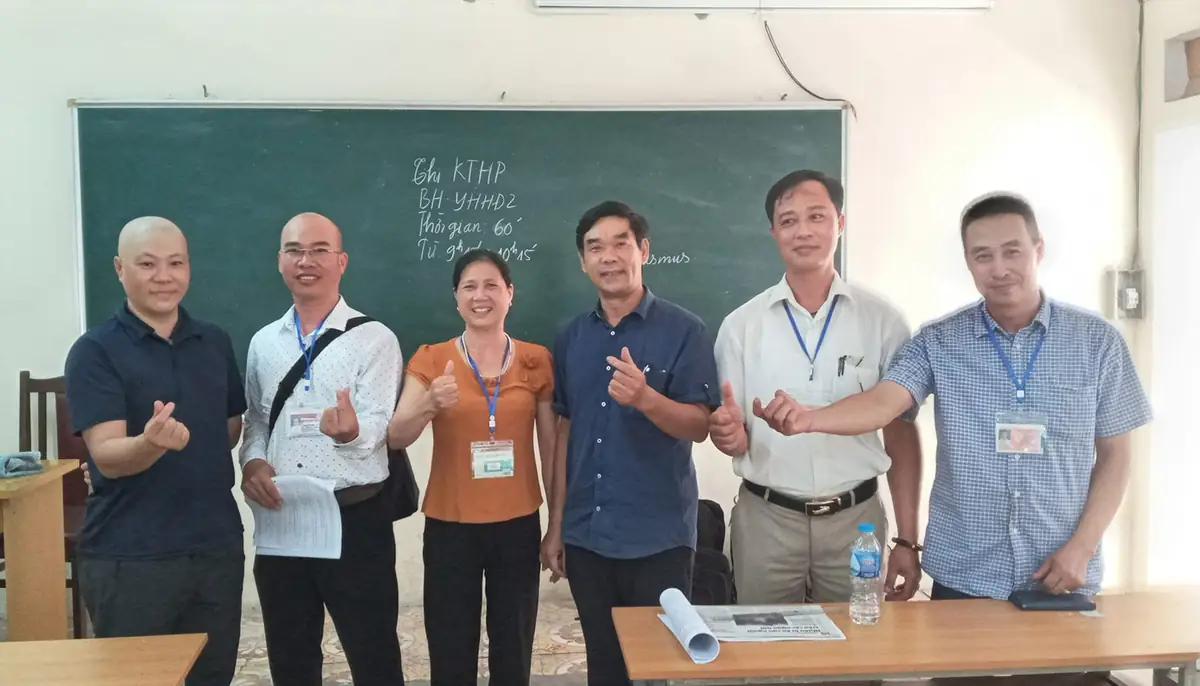 Cô Ái trong hoạt động nghề y